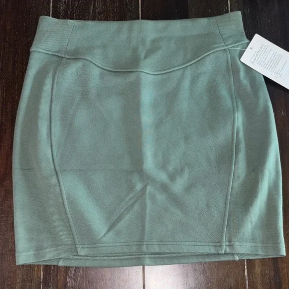 Lululemon Scuba Skirt High Rise Medium Army Green - Picture 1 of 5